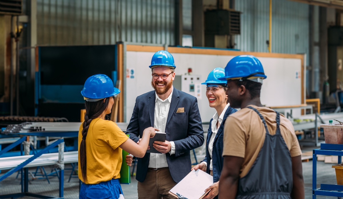 Mensen met blauwe helmen